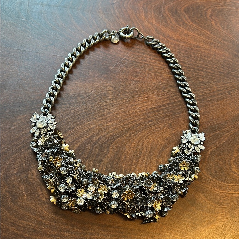 Elegant Floral Necklace in Black and Gold